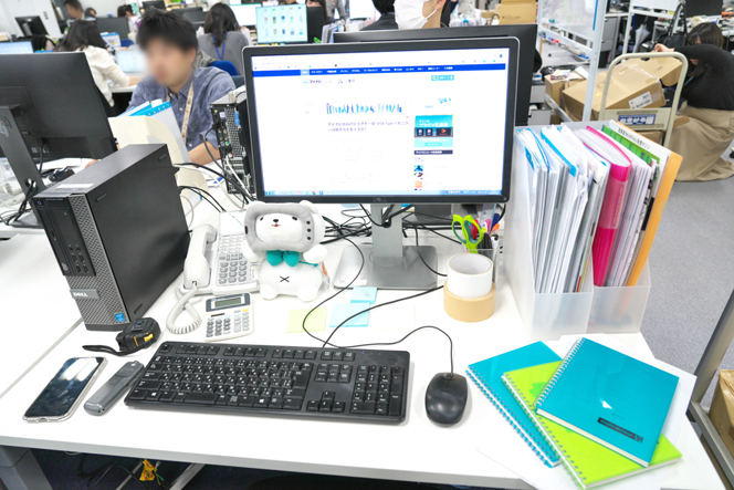 「OptiPlex 7070 ウルトラ デスクトップ」を置く前のBさんの自席1