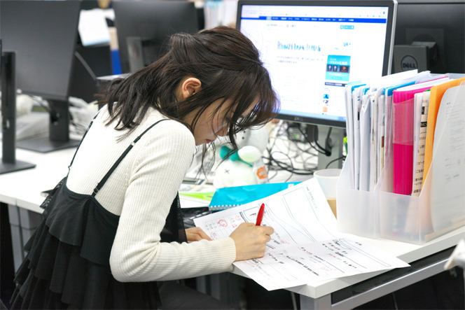 「OptiPlex 7070 ウルトラ デスクトップ」を置く前のBさんの自席2