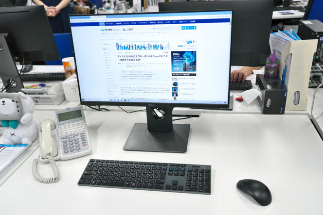 「OptiPlex 7070 ウルトラ デスクトップ」を自席に設置した様子1
