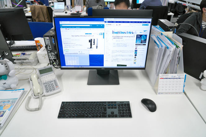 「Dell U2719DC 27インチワイドフレームレス USB-C モニター」を設置したCさんの自席1