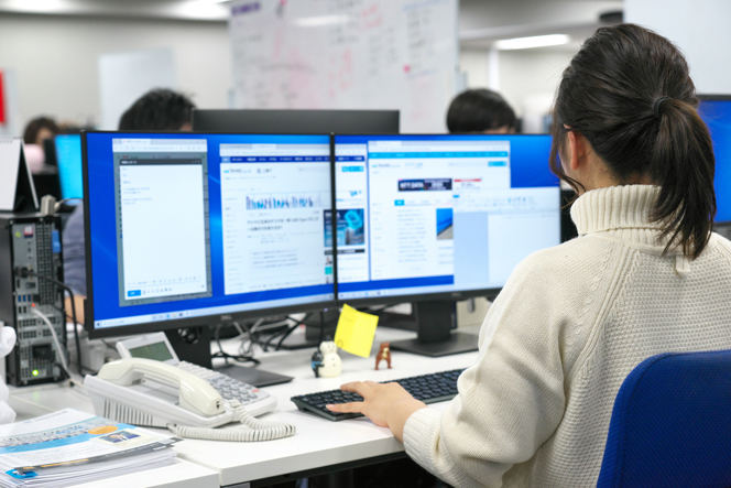 「Dell P2419HC 23.8インチ ワイド USB-C モニター」を2台設置し、マルチモニター環境を整えたDさんの自席2
