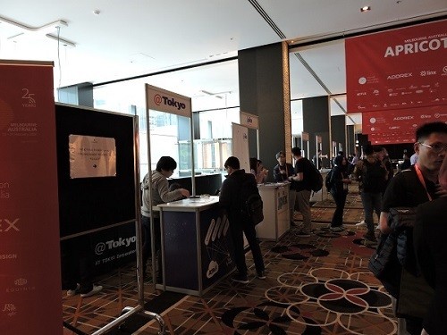 APRICOT 2020での、アット東京のブース展示の様子。