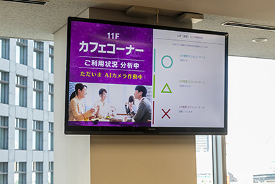 社員食堂のデジタルサイネージ。奥にあるカフェコーナーの混雑状況が把握できる