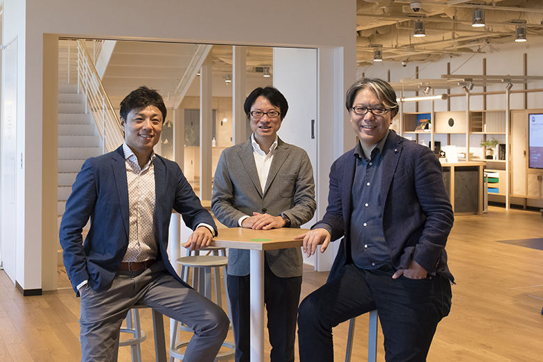 左からSnowflake 東條 英俊 氏、NTTデータ 谷中 一勝 氏、Tableau 佐藤 豊 氏