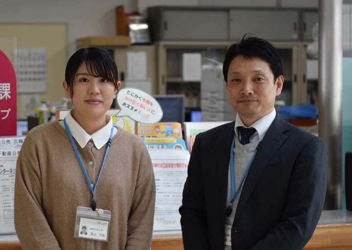 行方市 総務部 収納対策課 主事 藤田 彩海氏（左）、同 収納対策課 収納グループ係長 矢畑 惠市氏（右）