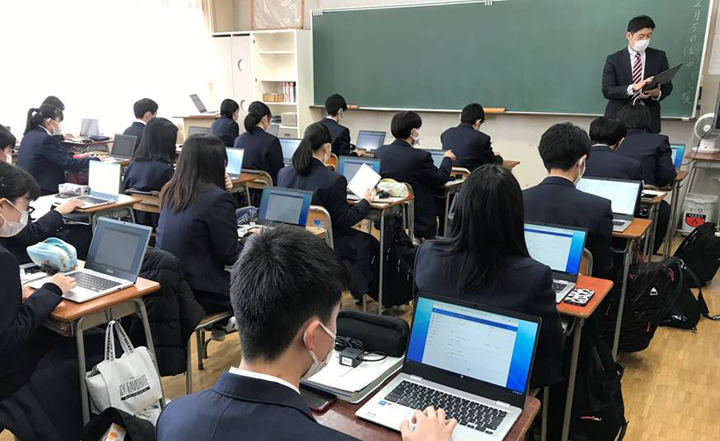 山形県立鶴岡中央高等学校におけるICTを活用した授業の様子
