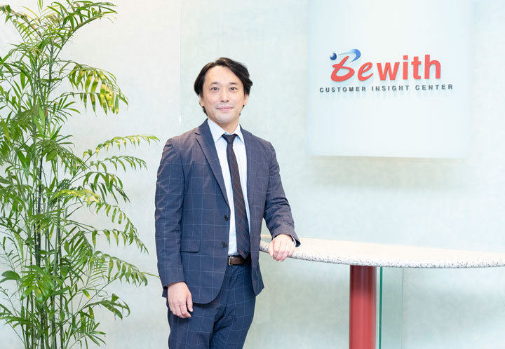 ビーウィズ株式会社 Omnia LINK営業部 Omnia LINK営業ユニット ユニットマネージャー 小笠原大介氏　全体画像