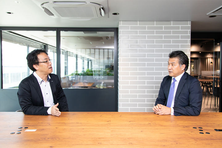 （左から）経済産業省 商務情報政策局 情報経済課 アーキテクチャ戦略企画室長 和泉憲明氏、ナイスジャパン株式会社 日本法人社長 安藤竜一氏