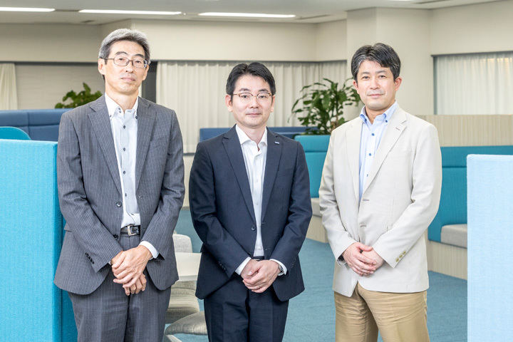 ユニアデックス株式会社 村上氏、斎藤氏、日吉氏 集合写真