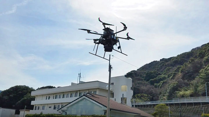 防災訓練中のドローン飛行の様子