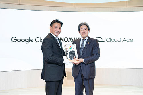 トロフィーを持つグーグル・クラウド・ジャパン 吉田 浩生氏（写真左）と野村ホールディングス 池田 肇氏
