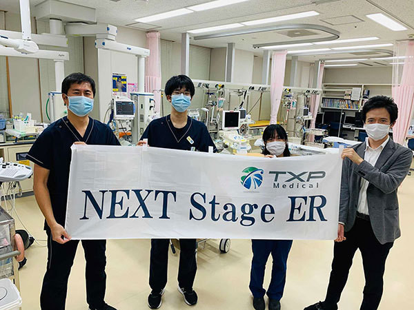 [写真] みやぎ県南中核病院の導入に立ち会った園生氏（写真右端）と野村氏（左端）
