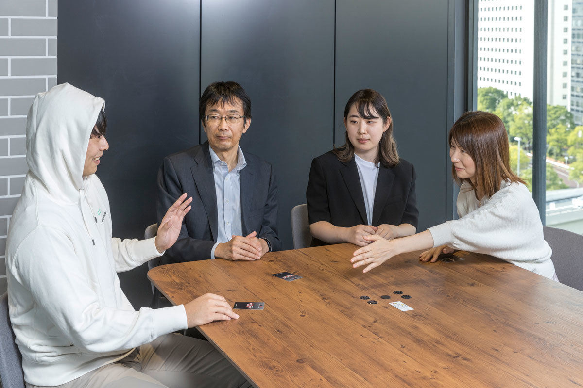 「被疑者面接」で野井氏を問い詰める安丸氏