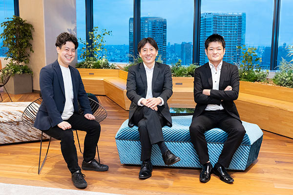 [写真]インタビューイお三方の集合写真
