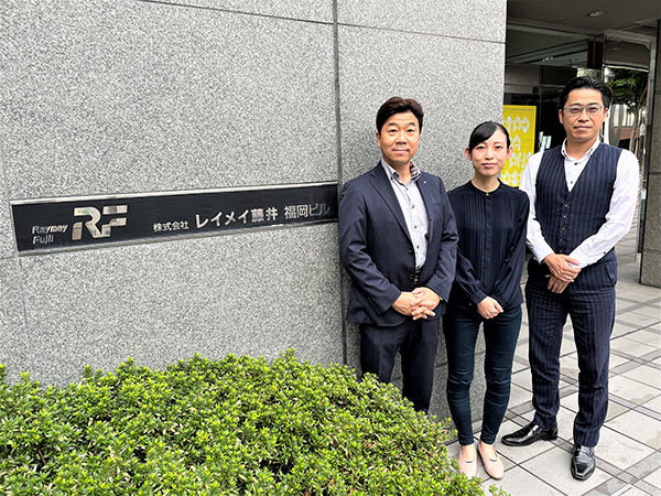 [写真]オフィス前に立つ森 昭二氏、藤松 恵理子氏、安留 要氏