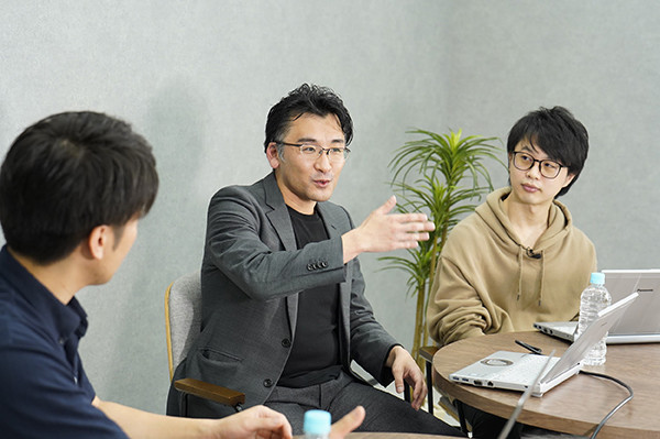 [写真]セッションで力説する竹村 博徳氏と竹村氏の話を聞く秋山 寛敏氏と杉山裕亮氏
