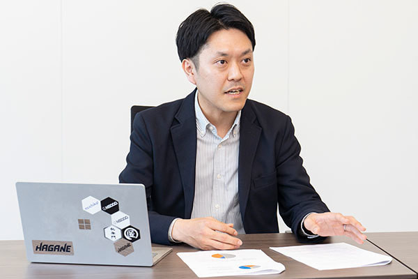 [写真] インタビューに応じる大関晃一氏