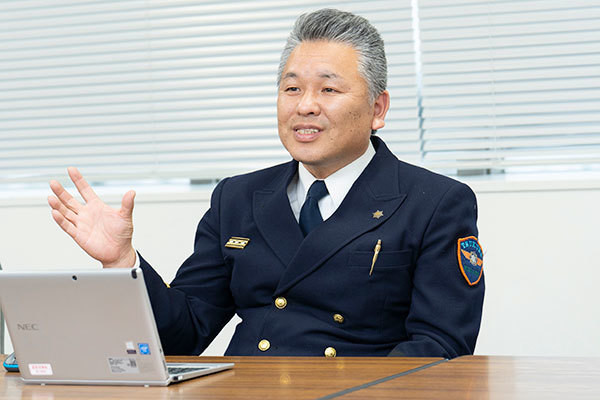 [写真]インタビューに応じる中島氏