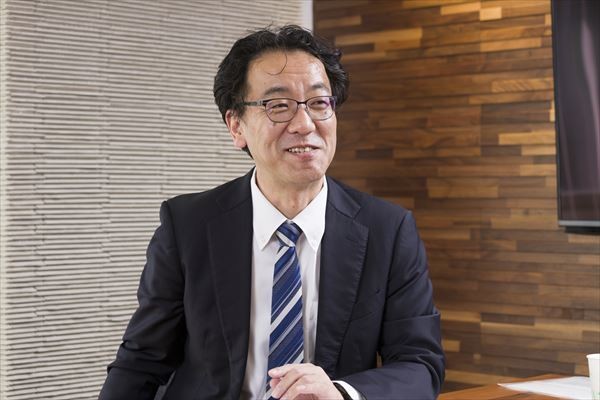 インタビューに答える和泉 憲明 氏