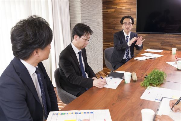 インタビューに答える西口氏、佐藤氏、和泉氏