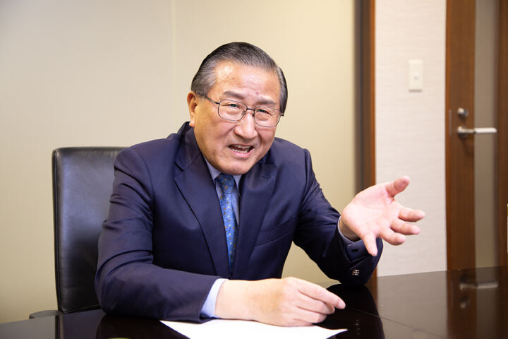 （写真）熱心にお話をされる賀 賢漢氏