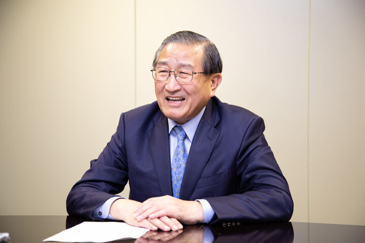 （写真）にこやかにお話をされる賀 賢漢氏