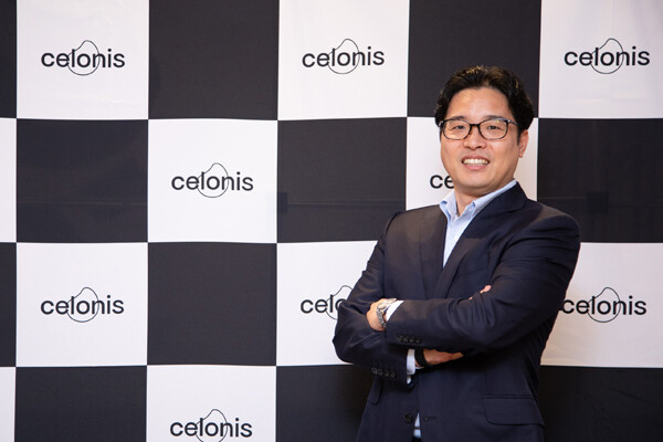 Celonisロゴ前の新谷氏