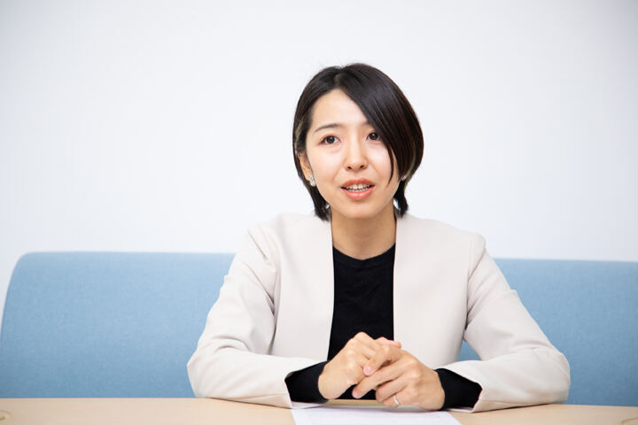 （写真）インタビューを受ける白井恵里 氏