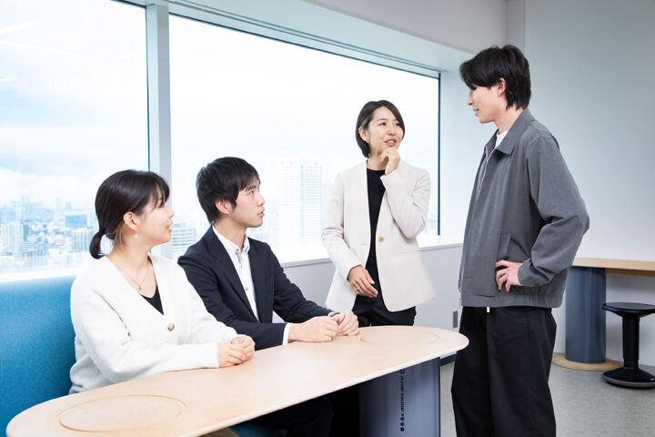 （写真）白井恵里氏とデータエンジニアのみなさん