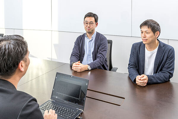 TECH+岩井が、弥生の細渕 氏と今田氏にインタビューを行っている様子