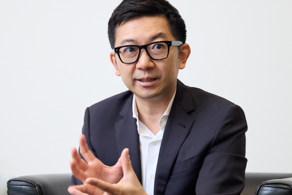 （写真）インタビューに答える野原 弘輔氏