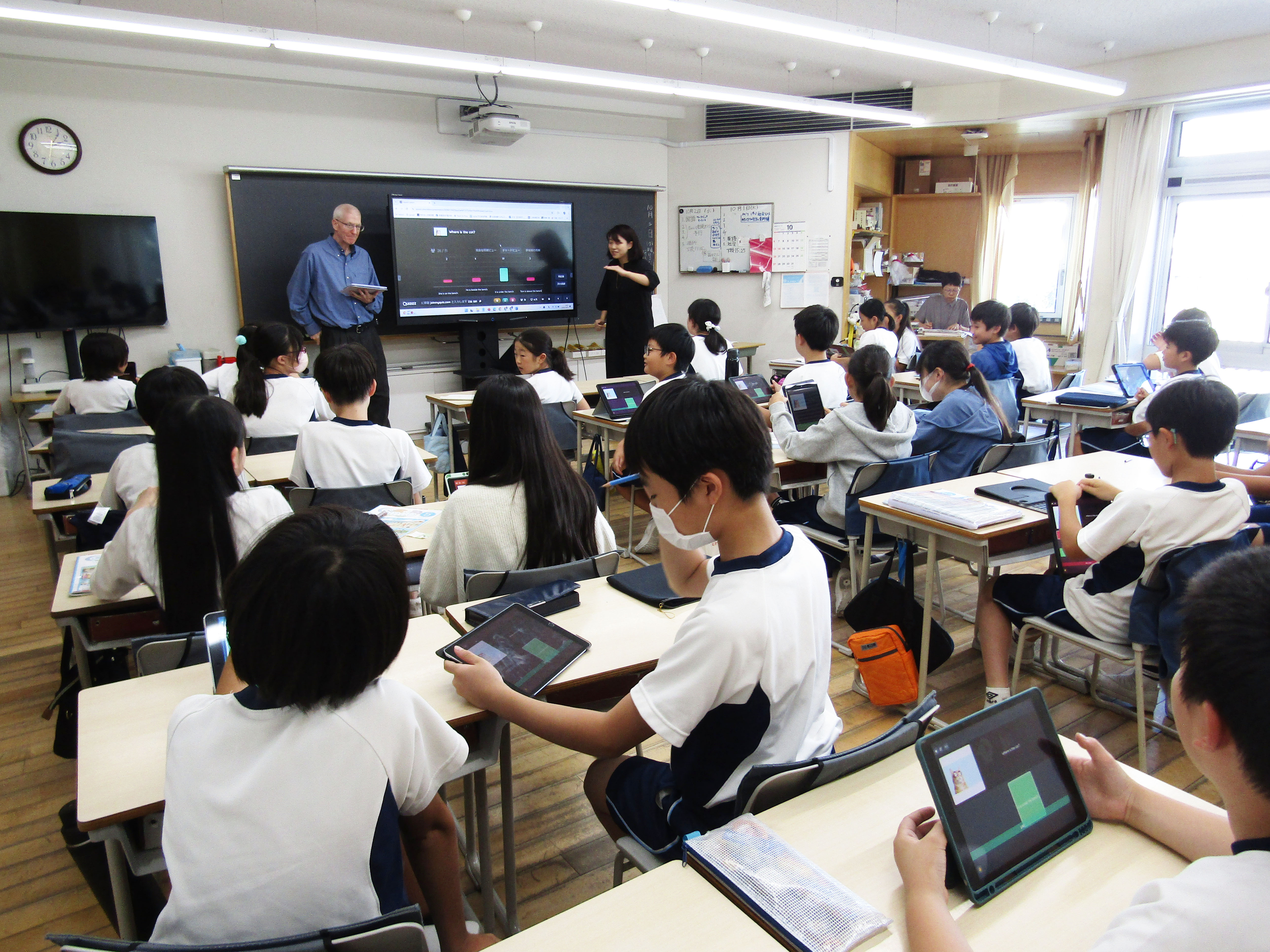（写真）湘南学園の学生が学ぶ様子