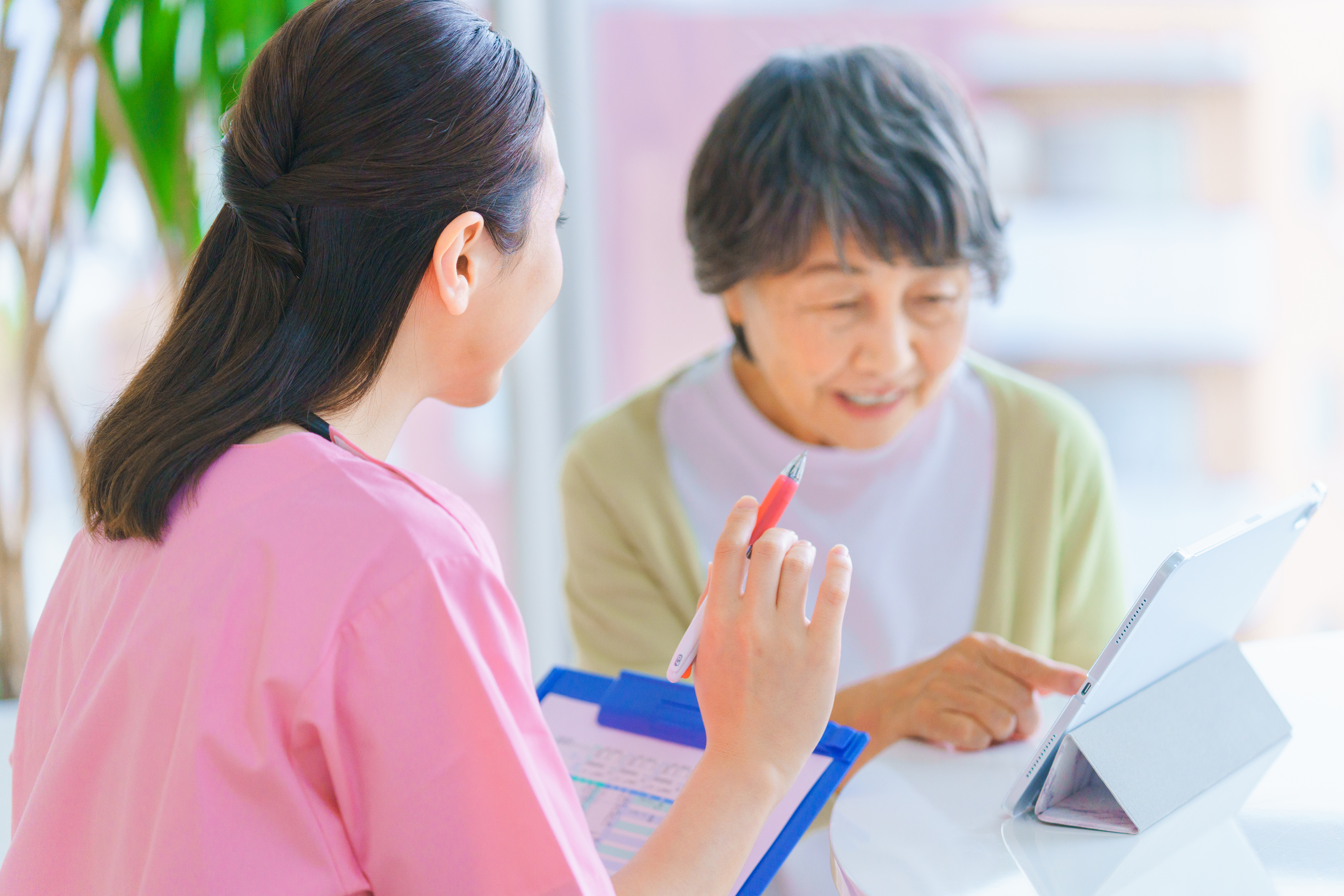 （写真）若い女性とお婆さん