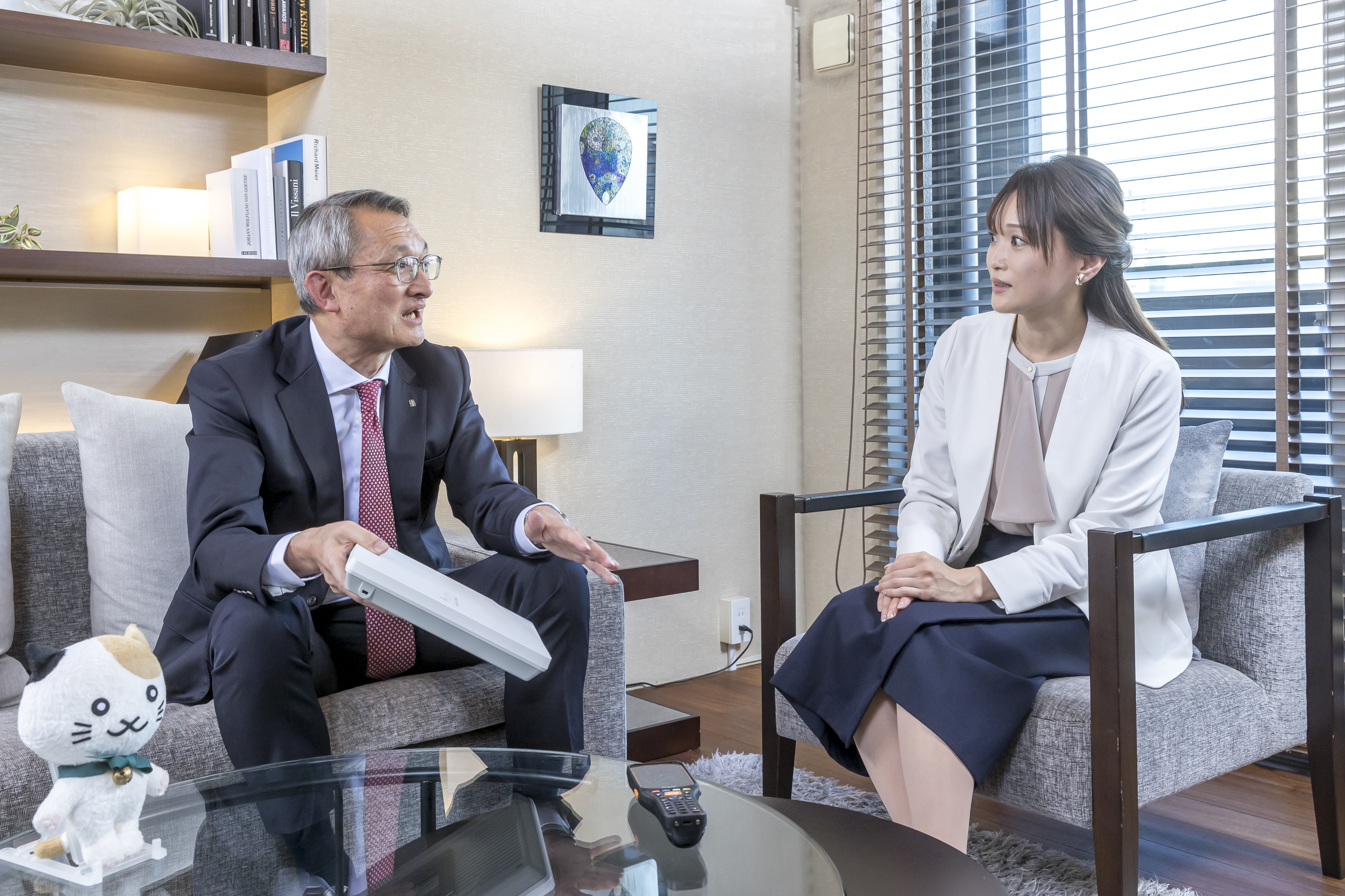 写真）中谷社長と村山氏が話している様子