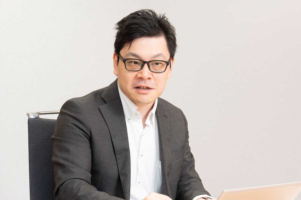 （写真）インタビューに答える小澤氏