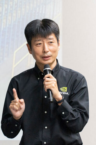 （写真）岩永氏が講演している様子