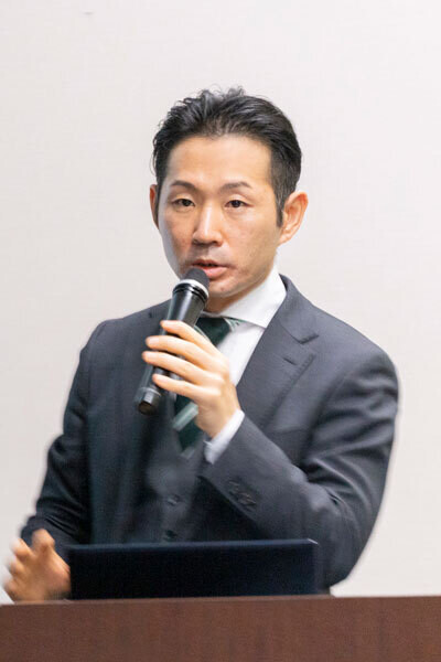 （写真）林氏が講演している様子