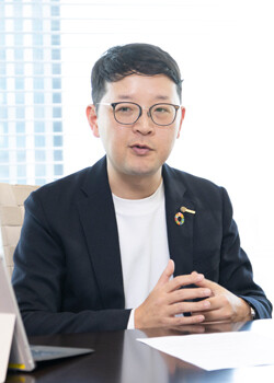 （写真）久都内繁明氏