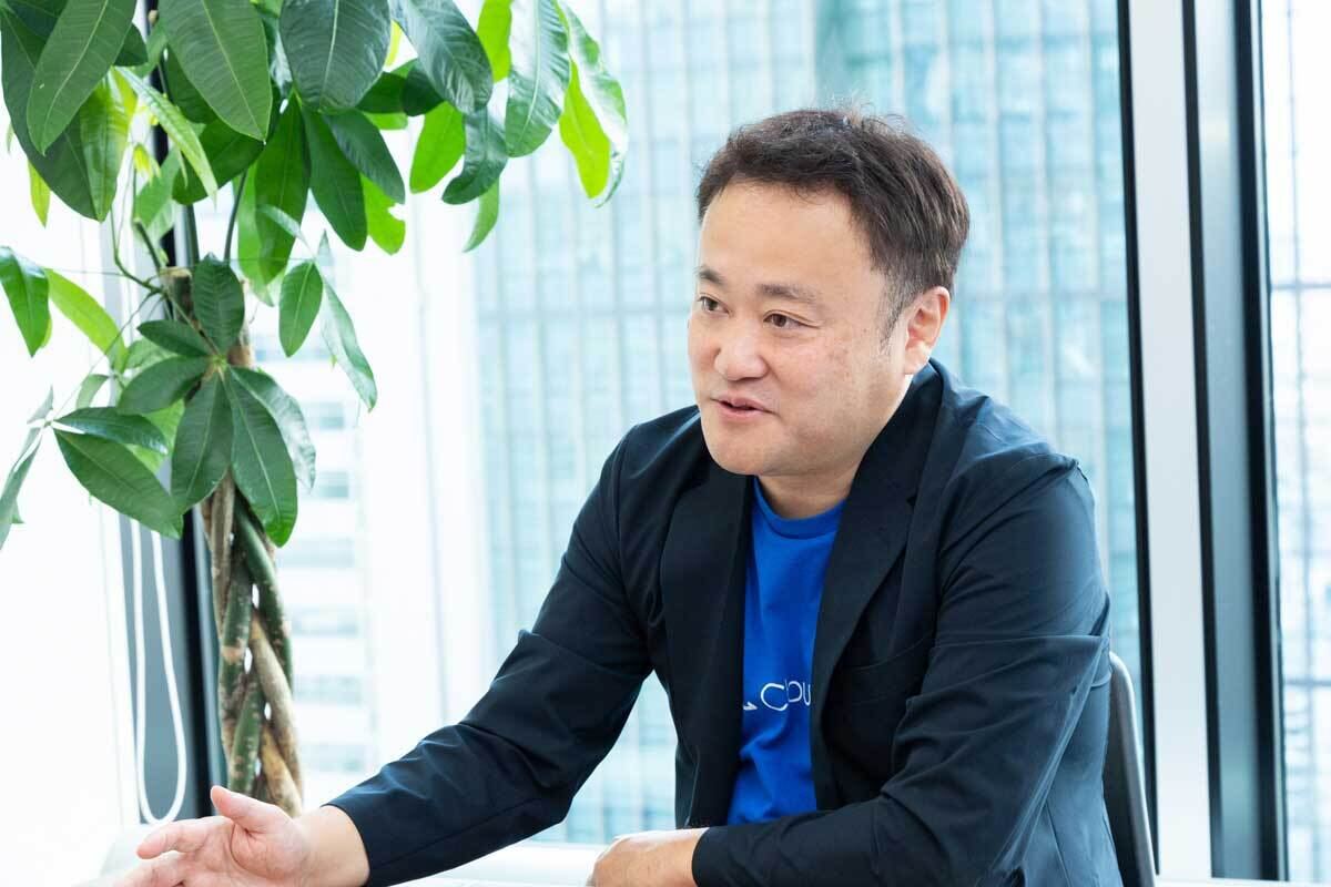 （写真）インタビューに答える吉積会長