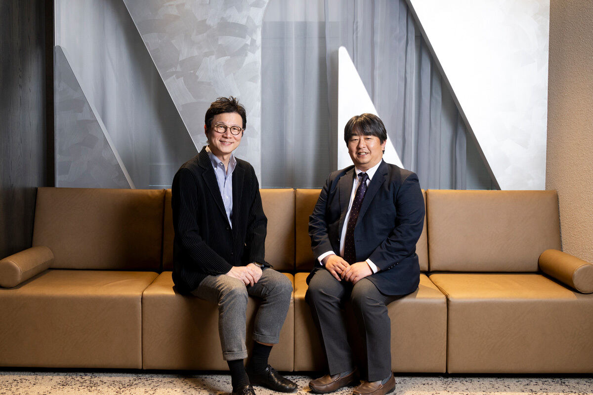 (左)東京大学 インクルーシブ工学連携研究機構 機構長 大学院工学系研究科 教授　川原 圭博氏、(右)NTTデータ テクノロジーコンサルティング事業本部 デジタルサクセスコンサルティング事業部長 兼 GenAIビジネス推進室長　奥田 良治氏
