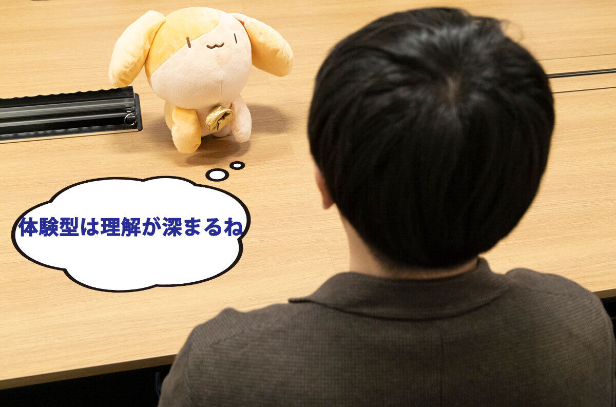（写真）ぬいぐるみのバリーくんがインタビューを聞いている様子