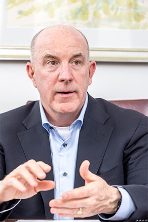 （写真）SANS Institute　CEO　Dennis Kirby 氏