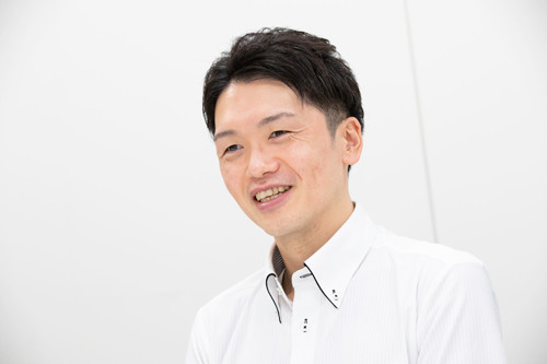 苦労はあったがやってよかった、と笑う鈴木主任