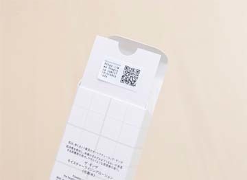 製品に添付されている QR/RFID シール。シールをはがすと QR コードが現れ、読み込むと製品の登録サイトへ遷移する