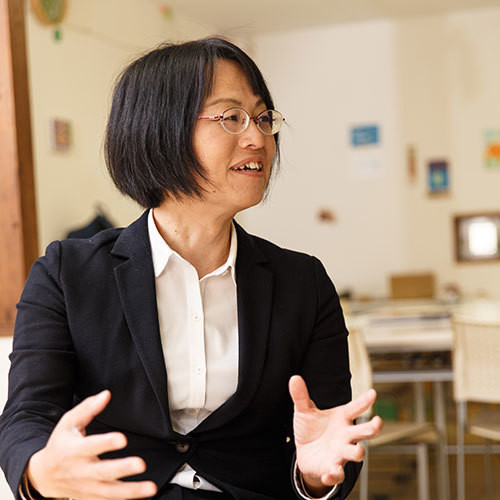[写真]座談会で楽しそうに話す戸田氏