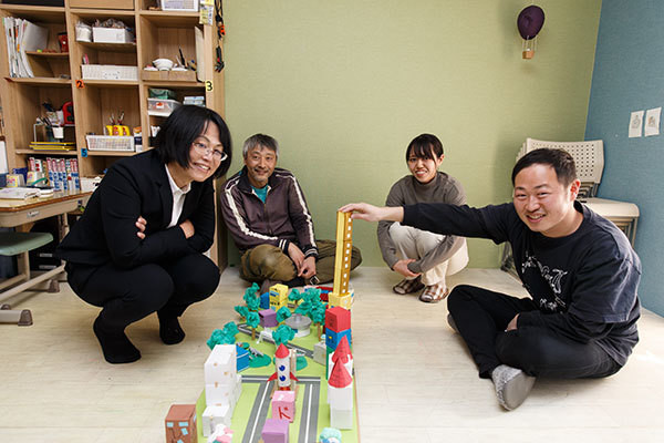 [写真]作品と座談会に参加いただいた4名の集合写真