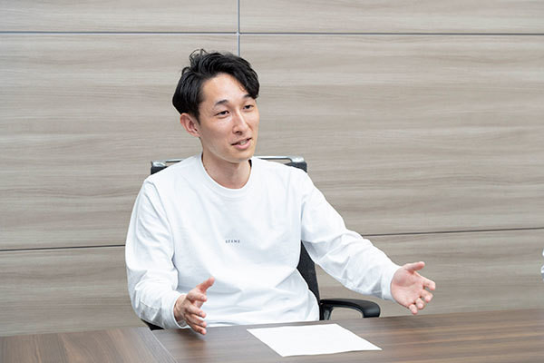 [写真]鼎談で発言する田中氏