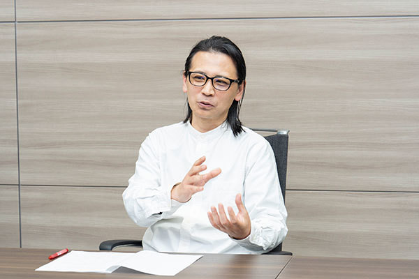 [写真]鼎談で発言する鶴田氏
