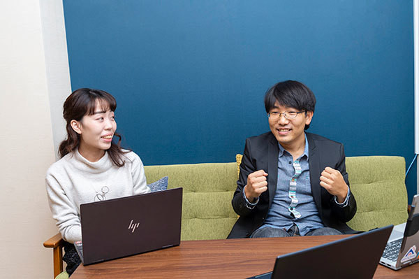 イ・サンヨル氏と辻村麻水氏 取材の様子