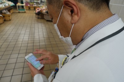 プッシュ通知が届き報告を確認している様子